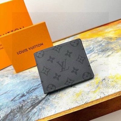Lv 灰花短款钱夹 生活不一定要很酷，但一定要有态度 备个小钱包还是很有必要的 随身的包包里一定要放一个小钱包 即使出门没带包，这个小钱夹揣兜里也很方便 给随身