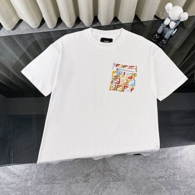 fendi 芬迪 2025款高级刺绣拉链口袋贴饰短袖圆领T恤 Logo标识精致升级。胸前彩色双刺绣贴袋图案点缀，饱满立体绣线营造立体Logo形象，经典时尚 原版