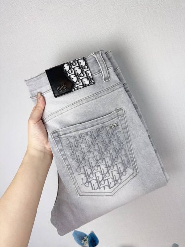 迪奥2025 高级夏季薄款时装牛仔裤，精选弹力超柔软舒适纯棉面料，修身小直脚裤闭眼入剪裁修饰腿型百搭显身材，高级洗水工艺技术尽显裤子档次。！码数28 38。