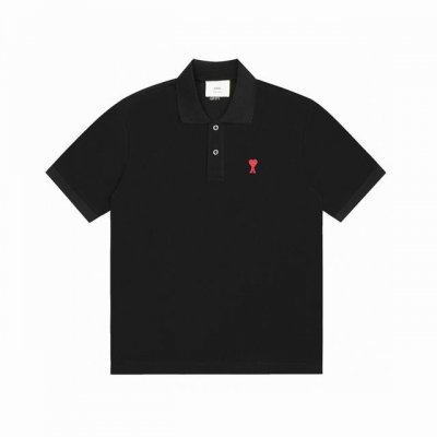ami Paris 经典小红爱心刺绣情侣翻领短袖Polo衫 品牌名称中的“Ami〞即是法语的“朋友”，而设计师亦通过与街拍模特以及个人好友的合作，传递出乐善好交