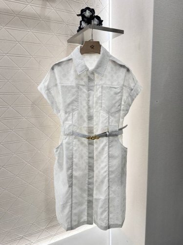 louis Vuitto*2025新品上架 提花腰带连衣裙 定制Yb进口提花全棉材质 质感舒适细腻 阔袖腰带连衣裙版型 裁剪利落修身 腰身立裁起到收腰效果 搭配
