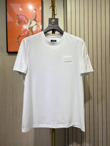 p240 fendi. 芬迪男士圆领短袖，胸前奢华品牌字母Logo标识标注，上身就能体会这款设计带来的年轻与时尚感！整体时尚而有潮流，采用顶级拉架棉面料 柔软亲