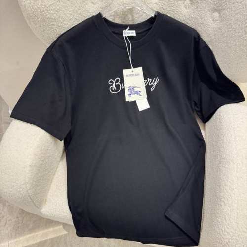 150 Burberry巴宝莉 bbr 25Ss冲浪滑板骑士圆领短袖 t恤衫选用平织棉面料打造 呈现常规版型 汲取航海结与品牌马术骑士徽标灵感 打造独特创意印花