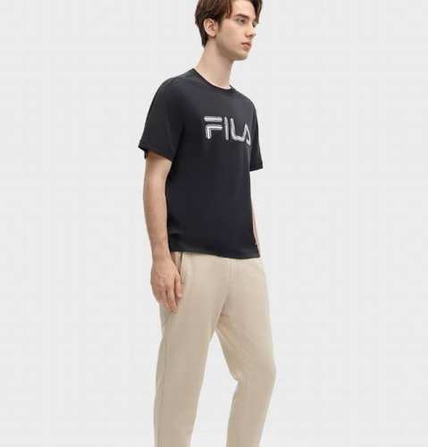 Fila 斐乐官方男子针织短袖T春款时尚简约休闲舒适Logot恤！ 在快节奏的都市里，这项环保又健康的运动也正变得逐渐流行街头穿着时尚的人们通过骑行来表达自己对