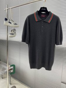 Gucc 25Ss新款常规版型polo衫以弹力珠地棉匠心演绎，搭配领口织带细节，更显精巧趣致。 码数：S.M.L.Xl 身长