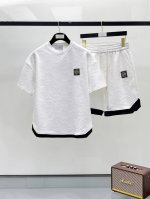罗意威 Loewe 短袖 短裤 套装官网同步爆款 渠道货 高端定制 品质经得起任何形式检验，赋予你与众不同的上身体验！均经过严格的挑选工序，定制原版辅料，时尚百
