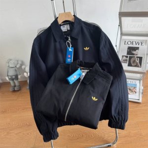 下单备注颜色上新 顶级复刻 Adidas Orginals 阿迪 三叶草 25初春款 三条杠 徽标草写字母Logo刺绣 男女款纯色翻领拉链夹克外套.定制面料，沙
