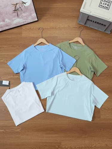 lululemon 露露户外新款弹力速干运动休闲T恤短袖 后颈经典Logo，不显繁琐，全套辅料，送人自留都很有面子！ 此款面料质感轻盈弹力，并具有专业吸湿排汗性