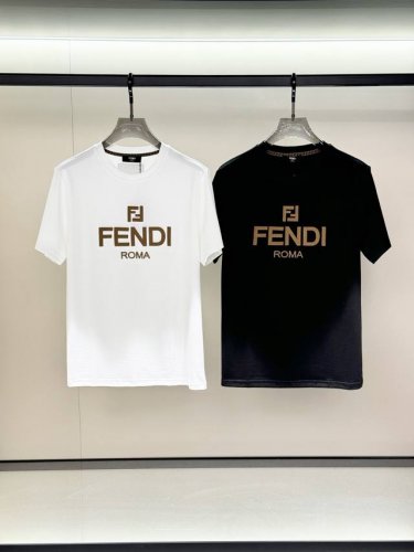 Fendi 芬迪，2025夏季最新款，专柜同步有售，原单狠货，时尚休闲圆领短袖T恤，上身很有特点！吸睛而有亮点，进口原版面料，顶级刺绣工艺字母图案装饰Logo，
