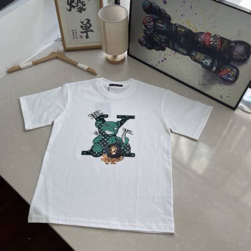 2025新款Lv情侣短袖Tee男女同款 超高版本 经典图案设计朋克不羁！！面料由品牌面料商直接供应 ，这个印花很稳固的不会开裂，男女同款 可搭配情侣刷街必备！
