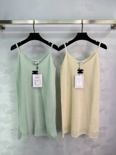 chane*吊带连衣裙，绿色和米色两款，经典百搭。适合夏季，面料舒适透气。2色3码Sml 。T226B