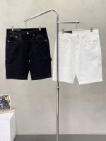 prada普拉达独家专供新款 休闲短裤高端版本！专柜定制面料 透气舒适度高，细节无可挑剔，品牌元素设计理念，体现高品质。手感细腻柔软！呈现休闲裁剪，上身版型超赞