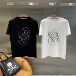 爱马家 爱马仕短袖超经典，胸前独特的图案设计，线条交织缠绕，金属质感的元素点缀其中，科技感与时尚感爆棚 领口处的橙色内衬，又巧妙地增添了一抹亮色。面料亲肤又透气