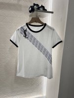 Saint Lauren*2025新品上架 烫钻印花 定制Yb全棉麻材质 透气舒适 质感十足 常规T恤裁剪 凸显品牌格调 采用天然棉麻制成 略带有弹力 呈现显瘦