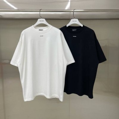 跑量 款号: W149# We11Done 简约字母 宽松圆领短袖T恤男女情侣款 面料：原版定制新疆长绒棉紧密赛络纺纯棉 工艺：走线均是全身三线缝制，后领织带包