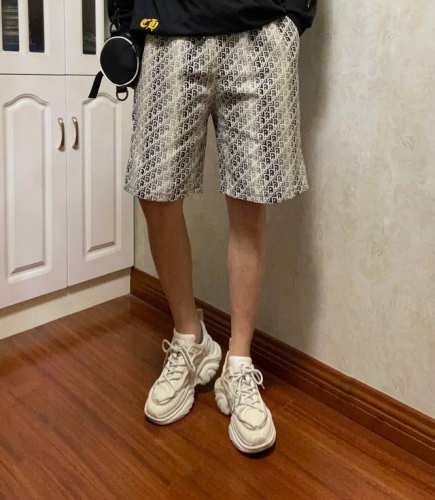 上新！ 迪奥 Dior渐变条纹针织提花情侣款短裤！宽松版型！ 定制Dior渐变提花Logo针织面料！ 订制Logo金属抽绳头！5公分松紧包腰 内里包条！细节满满