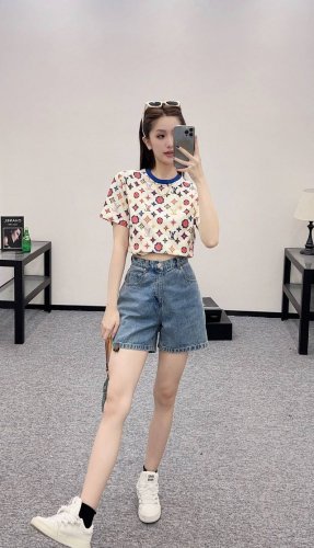a616# Lou* V*｜2025新品圆领印花短袖 胸前以绘画风格勾勒老花图案 童趣十足 打造甜美可爱的个性风格 充满创意 品牌高级设计感拉满 单穿内搭都出彩