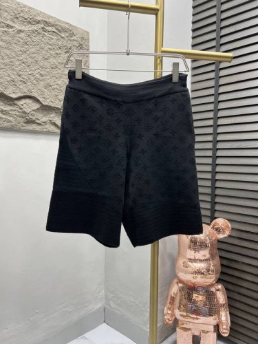 短裤 Louis Vuitton 拼接提花毛织套装 工艺说明，融汇 Monogram 元素与天鹅绒般柔滑的横向条纹，以细腻肌理呼应 2025 春夏时装秀的植绒单