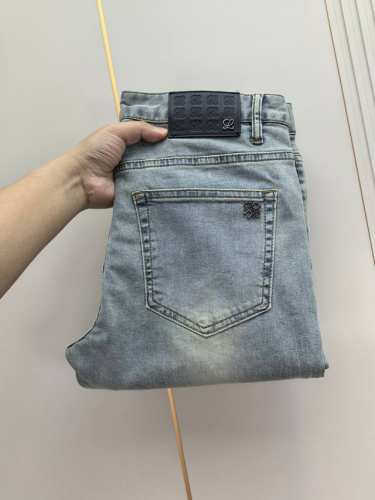 罗意威。2025春夏最新推出男士牛仔裤新品！重工水洗牛仔面料，定制面料和一般牛仔布料比起来，更加柔软舒适！超重工洗水工艺 双工艺洗水 整条裤子，手感舒适，细腻程