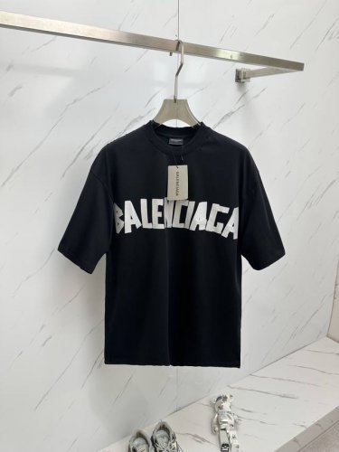 真正对版尤物 渠道货 Balenciaga巴黎世家25Fw早春新款圆领.原生全棉材质透气舒适质感十足宽松短袖T恤裁剪凸显品牌格调采用克重纯棉制成略带有弹力 呈现