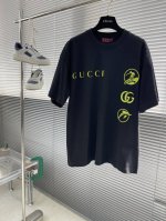 Gucc 2025新款荧光绿字母T恤 亮眼的荧光绿元素格外吸睛 一侧印有Gucc字样 还有独特的图案和经典的双G标志 瞬间提升了整体的时尚感 双层螺纹领口 肩部
