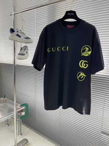 Gucc 2025新款荧光绿字母T恤 亮眼的荧光绿元素格外吸睛 一侧印有Gucc字样 还有独特的图案和经典的双G标志 瞬间提升了整体的时尚感 双层螺纹领口 肩部