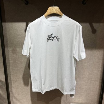 上新，宽松版型Gu##I印花细节全棉短袖T恤。订织全棉面料质感好，面料舒适亲肤。颜色:黑，白色。尺码:S-M-L-Xl。