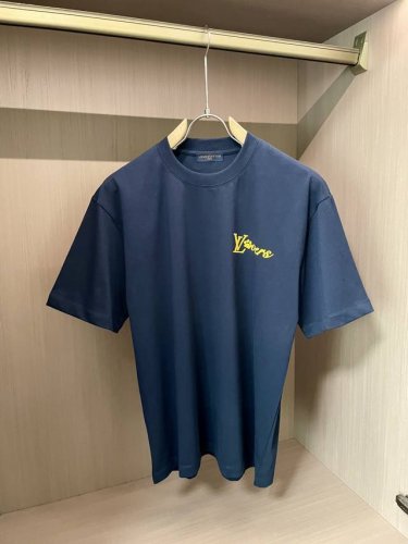 lv 2025春夏新款首发专柜最新款短袖圆领T恤 高端订制 设计前卫时尚！品牌Logo重工艺设计 高端定制260克面料.手感柔软.穿着舒适.专柜级别精致车线.做