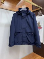 p260 蒙口 家原单精品私货流出，春夏官网最新款连帽风衣夹克外套采用客供防水防风聚酯纤维面料，胸前红色胶条印标，+肩部三角标品牌Logo标志彰显品牌奢华，原厂