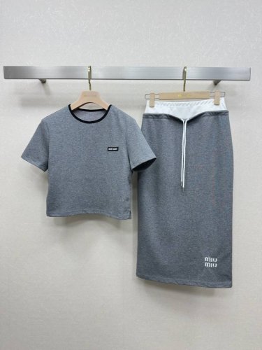 25Ss Miumi *新款 圆领运动套装 上衣半裙 休闲时髦 撞色设计 字母标志 懒人必备 一套搭起来秒Get甜酷叛逆的少女感 不管是日常休闲还是通勤都能兼具