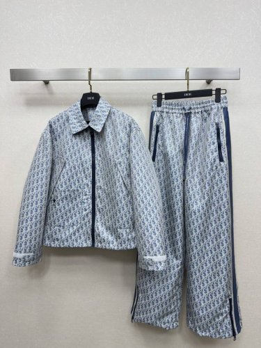 25Ss Dio *春夏新款 蓝色D字母提花系列 翻领夹克外套连帽马甲直筒裤片式裤裙 翻领宽松版型外套 连帽马甲抽绳口袋的设计 浅蓝色复古的D字提花时髦又高级