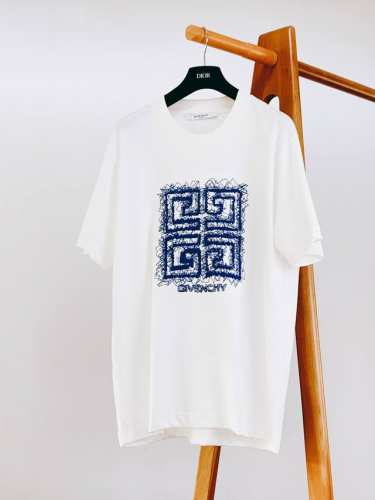 givenchy 纪梵希 2025Ss春夏新品 时尚界的新宠儿！尽显奢华品质。甄选优质面料打造，奢华与时尚的完美结合，以其精湛的工艺和独特的设计理念闻名于世，这
