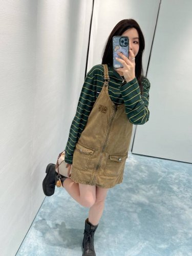 Miu Mi* 25春夏新款 高智感学院风字母徽标贴布绣水洗牛仔背带裙。原版开发！高版出品！ 拉链设计穿脱方便 咖色又添了几分软糯温柔，高腰设计拉长腿部线条，A