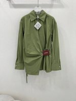 Loew*25新款不规则皮牌衬衣 定制Yb原生全棉材质 质感舒适细腻 翻领不规则衬衫剪裁 透气面料裁剪利落修身 单侧字母皮牌穿孔腰带扣连接 对襟捆带于内侧收窄
