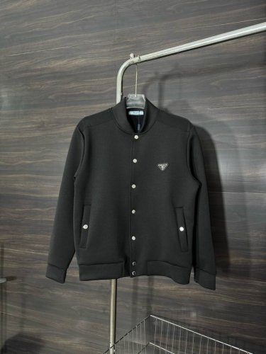 款号：He227 prada-普拉达25新款圆领排扣小标外套 面料采用高克重双股手擀棉，上手舒服无褶皱，胸前缝制普拉达原版订制小标，胸前排扣采用定制原版字母五金