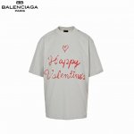 Balenciaga 巴黎世家 情人节限定爱心涂鸦短袖 采用复古平纹针织面料，正面和背面饰以Lipstick Valentines艺术作品印花，全身定位破坏效