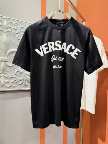 versace 范思哲 2025款新品短袖！原版定制面料，手感柔软。顶级进口私货，时尚设计潮流短袖，不失奢华 品质毋庸置疑 上身效果超赞，奢华官网同款！尺码：S
