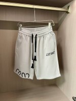 loewe 2025夏季短裤！百搭松紧腰休闲五分裤！松紧腰 两侧插袋 面料采用客供定织高支纯棉料，上身透气，柔软亲肤，手感细腻、 腰部针织松紧腰加抽绳，上身不用