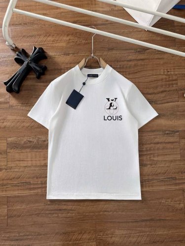 lv 2025夏装新款男女同款短袖T恤，！定制专属纯棉面料，定制原版工艺螺纹，胸前重工字母Logo工艺设计！简约大方，从容百搭，档次极高，完美融入时尚还有风情感