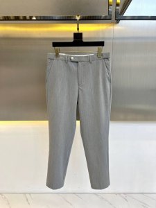Dio迪奥 25春夏新品商务休闲九分裤西裤 精仿面料黄金比例的材质混纺 面料高密且精细 质地挺阔细腻 具备良好的免烫抗皱特性 高贵的感受上手便一目了然 腰间织带
