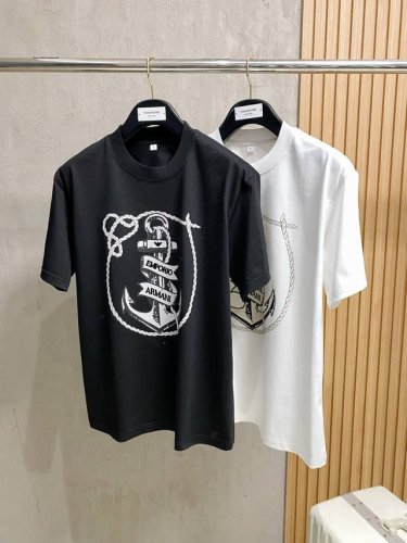 阿玛尼 2025夏季最新款，专柜同步有售，原单狠货，时尚休闲圆领短袖T恤，上身很有特点！吸睛而有亮点，进口原版面料，顶级刺绣工艺字母图案装饰Logo，简单而不失