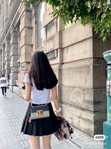 古驰Gucci padlock月光宝盒锁头包 设计灵感来源于Gucci最初的旅行箱设计，黑金复古又经典，不用担心会不淑女，其实可飒可娇，休闲和正式都能搭。老花一
