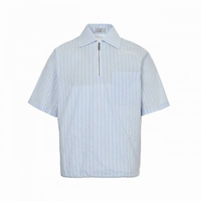 dior 迪奥 24Ss 小标刺绣半拉链条纹短袖衬衫 重新诠释经典廓形，彰显运动风格。采用白色条纹棉府绸和 Oblique 印花棉质提花面料精心制作，搭配抽绳底