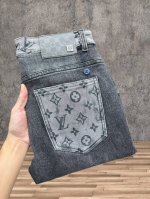 lv 春夏最新品牛仔裤出入专卖店无压力 专柜热销款 品味与价值共享 身穿着非常舒适 低调不失奢华 穿出去非常有档次,裤型款式和裁剪亦无需多言 上身精致跃然.真正