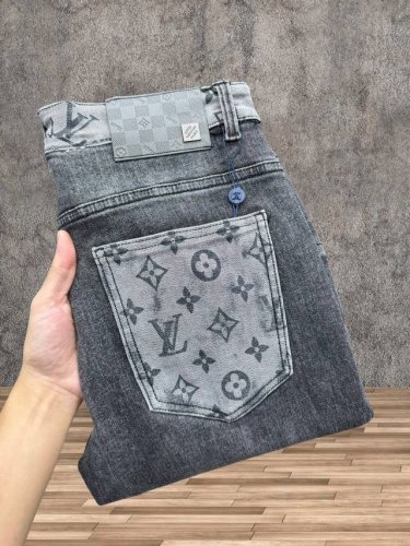 lv 春夏最新品牛仔裤出入专卖店无压力 专柜热销款 品味与价值共享 身穿着非常舒适 低调不失奢华 穿出去非常有档次,裤型款式和裁剪亦无需多言 上身精致跃然.真正