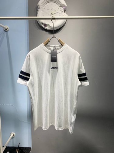新款 Yves Saint Laurent 圣罗兰 2025夏季新款 Ysl刺绣Logo袖口织带百搭款圆领短袖T恤男女同款！ 本款T恤采用全棉平纹面料打造，前胸