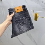 Louis Vuitton 路易威登 高端定制、2025早春最新款牛仔裤 柜台同步发售 进口固色面料 原版定制复刻 客供五金辅料 原单品质 重工洗水 做工走线精