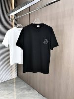 D Dior 迪奥2025春夏新款 圆领短袖 拱桥中空绣单针绣 细节满满 采用高克重320克双纱精梳棉面料 微宽松版型 面料手感柔软厚实 男女同款 颜色：黑 白