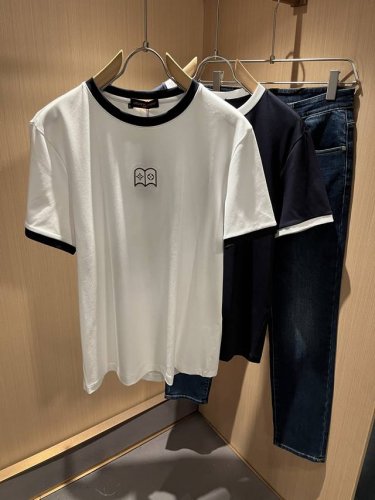 Louisvuitt*路易*登 2025春夏全新系列单品上线，非常时髦前卫的一款男女同款短袖T恤，标识Logo图案刺绣工艺修饰！区别于以往的不同，宣示品牌传承多