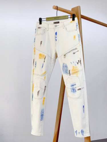versace 范思哲 2025Ss春夏新品 泼墨印花工装牛仔裤，以纯净白色为底色，宛如一幅等待被欣赏的艺术画布。独特的泼墨设计，将蓝色、黄色等色彩随性挥洒，每